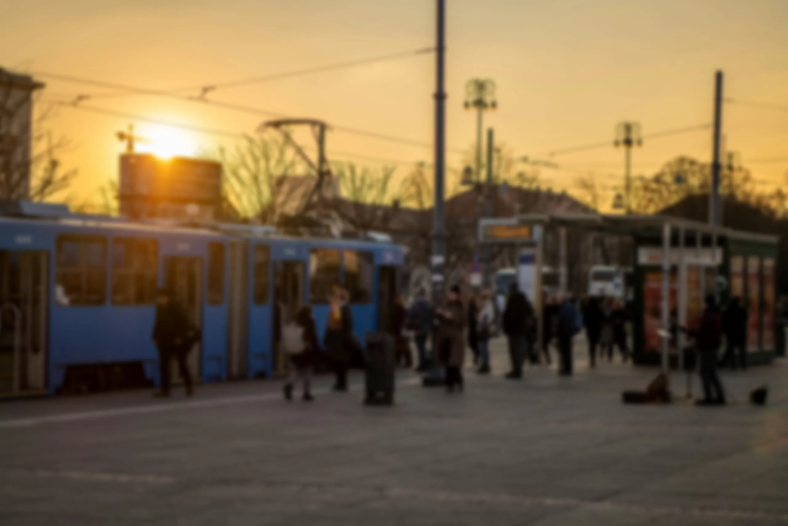 Tramvajska stanica s ljudima u prolazu, prikaz vanjskog oglašavanja